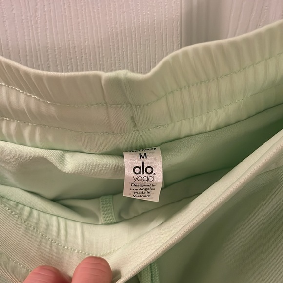 ALO yoga like green shorts with undershorts size M worn twice - Picture 4 of 4
